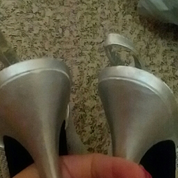 Silver heels - Picture 3 of 4
